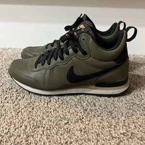 Nike international Mid